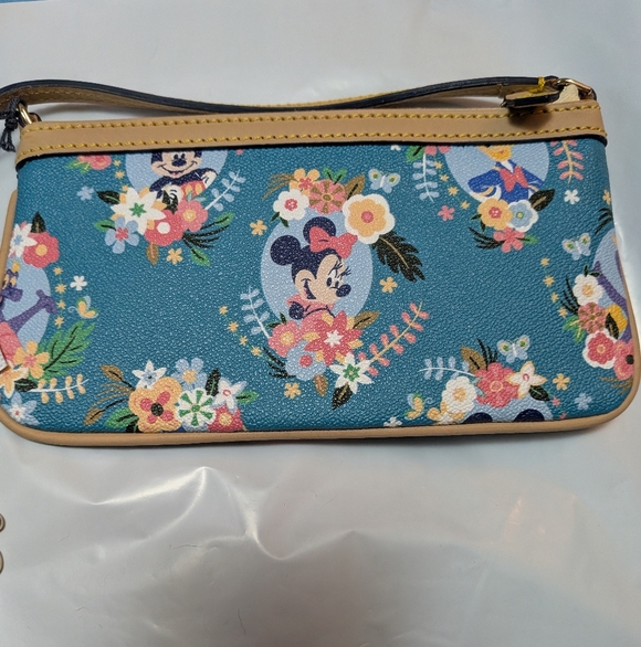 Disney Dooney & Bourke Epcot Flower and Garden 2016 Festival Wristlet.  - Picture 5 of 10